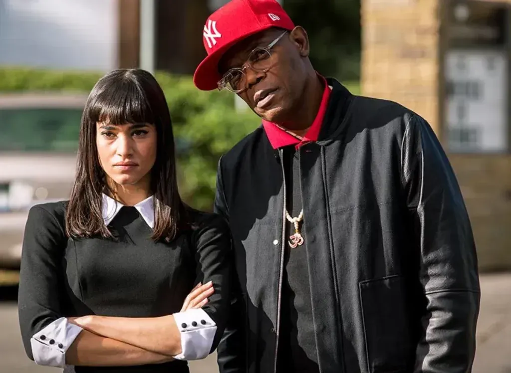 Sofia Boutella y Samuel L. Jackson en Kingsman (2014).