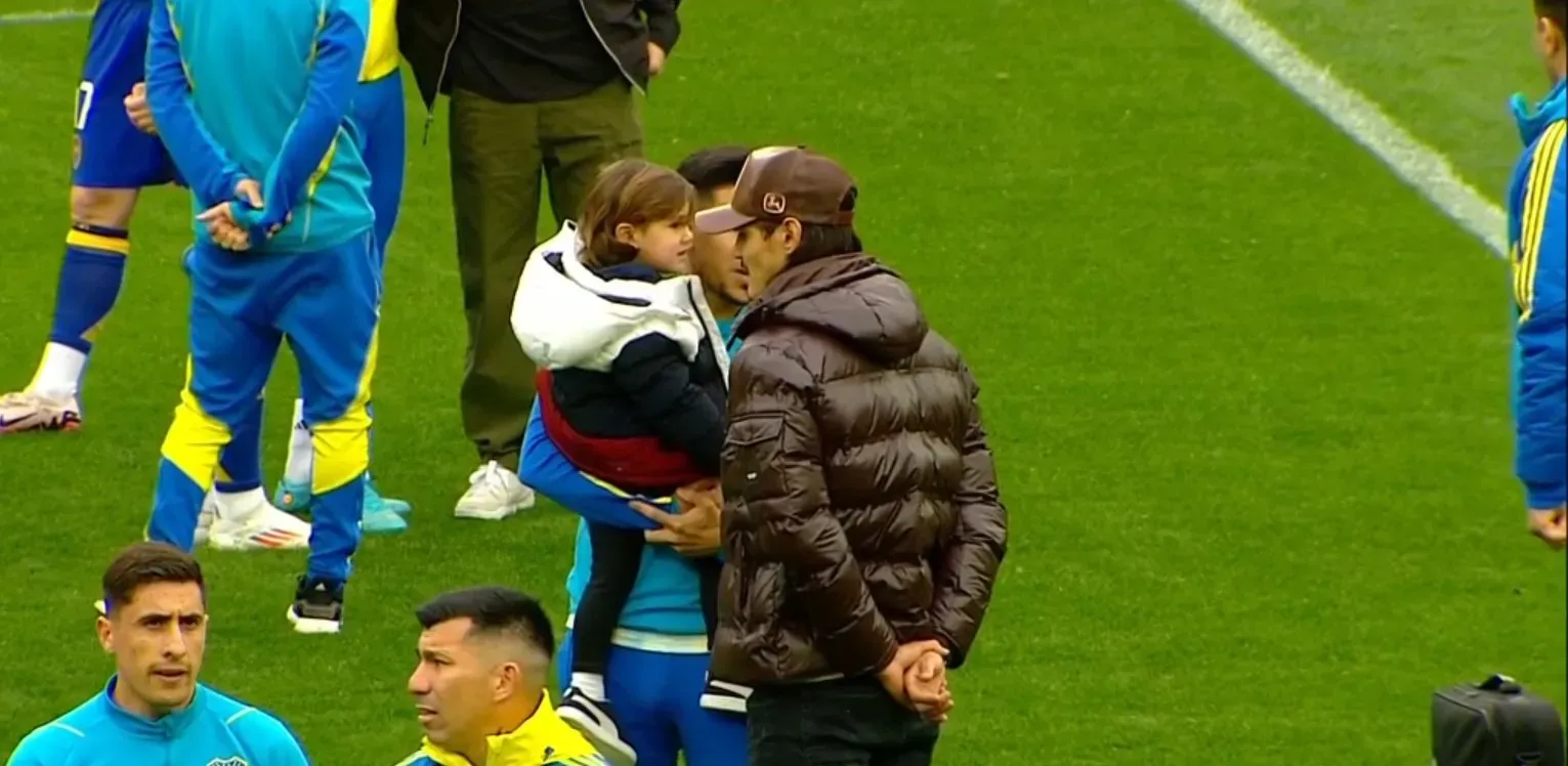 Cavani, junto a su hijo, en el césped de La Bombonera.