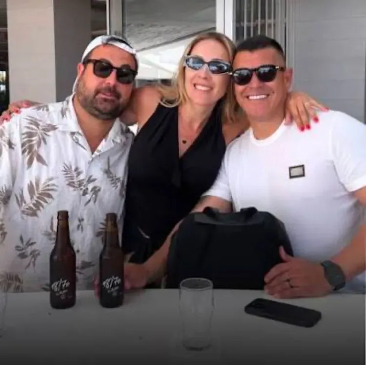 Las vacaciones de Almirón tomando cerveza en España mientras la UC trabajaba