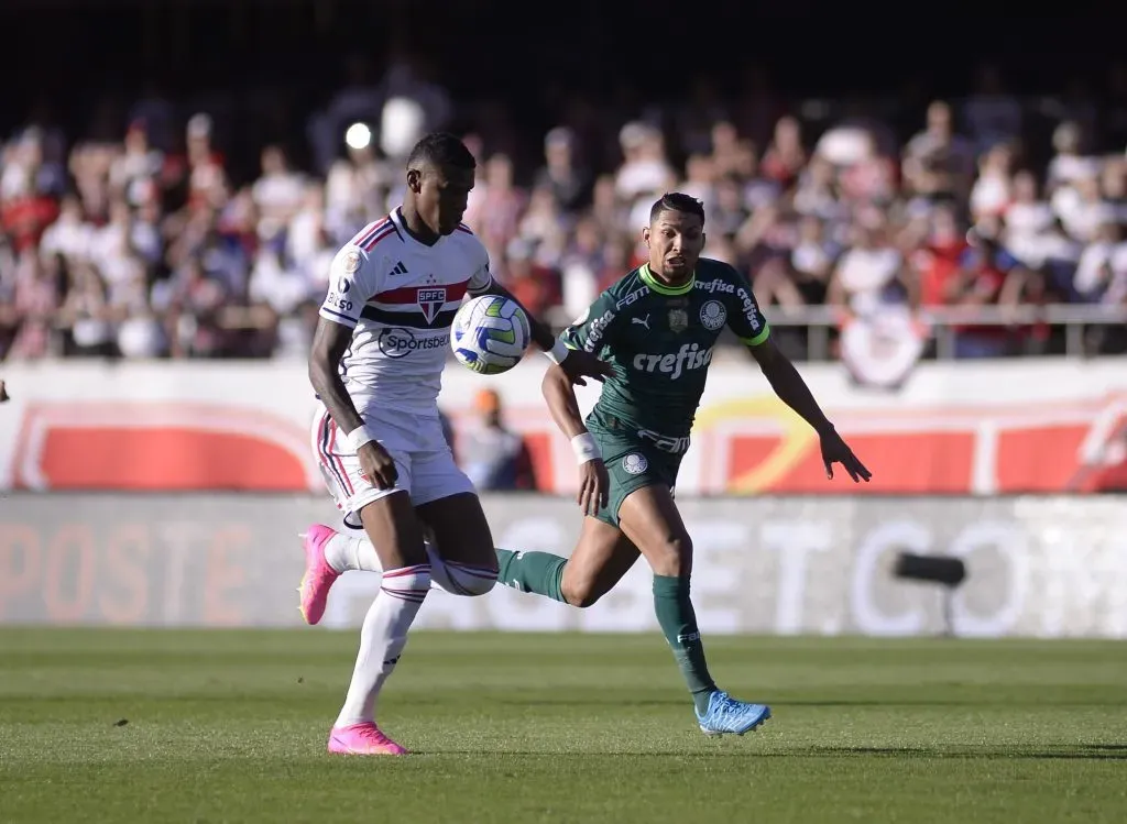 Foto: Alan Morici/AGIF – Rony, jogador do Palmeiras, durante partida contra o Sao Paulo, no Estádio Morumbi, pelo campeonato BRASILEIRO A 2023.