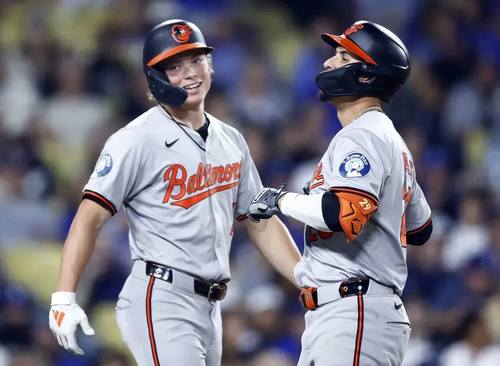 Jackson Holliday y Ramón Urías tras el HR del mexicano en el 5to inning ante Dodgers | 28 de agosto 2024 (Getty Images)