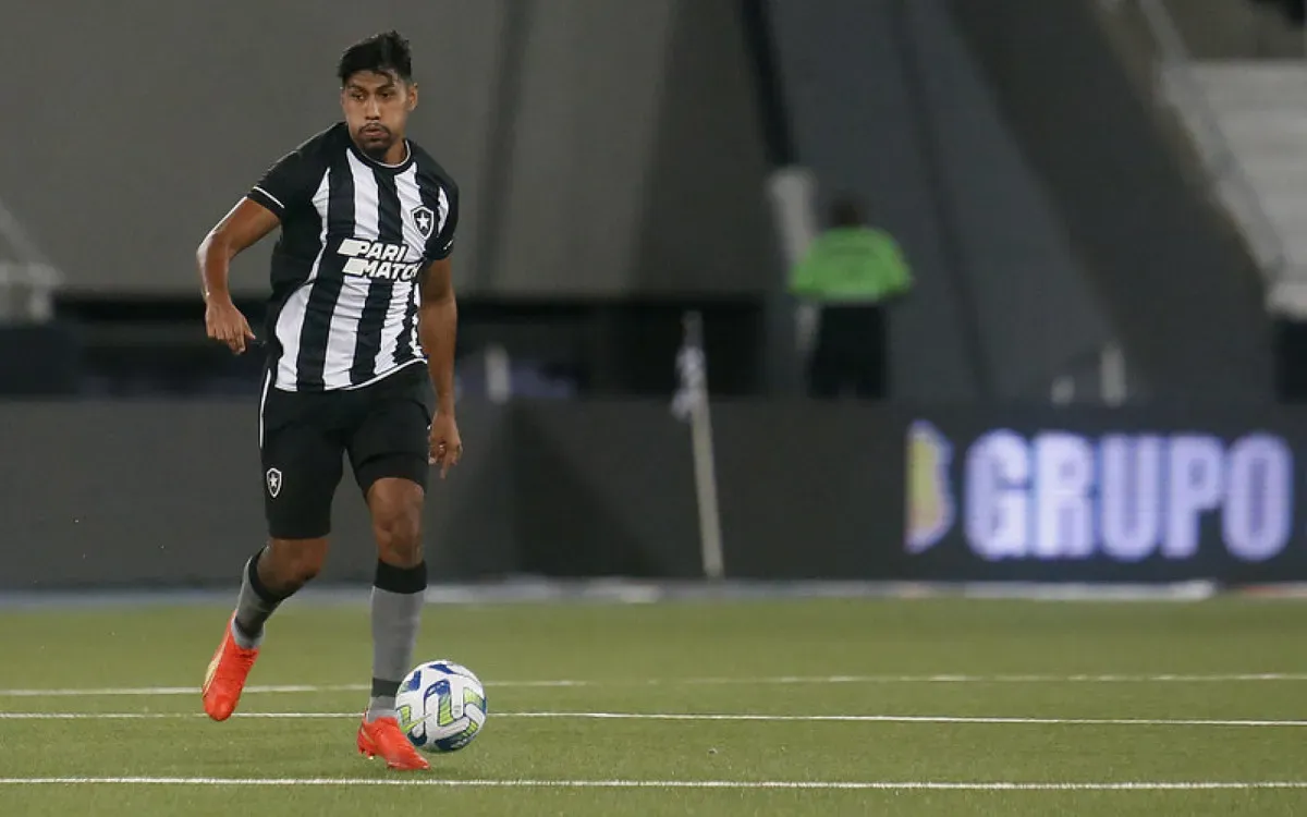 Foto: Reprodução/Vitor Silva/Botafogo – Luis Segovia atuando no Fogão