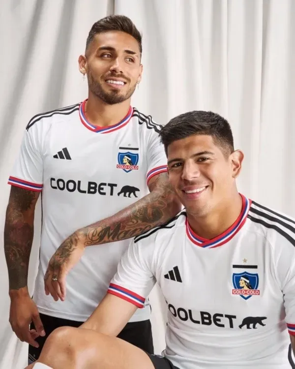 En este 2023 modeló la camiseta junto al capitán Esteban Pavez.