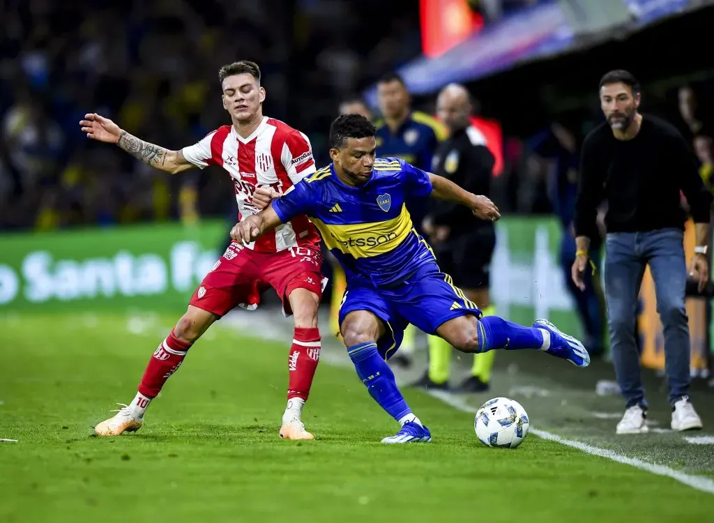 BUENOS AIRES, ARGENTINA – 20 DE OUTUBRO: Frank Fabra, do Boca Juniors, disputa a bola com Kevin Zenon, do Union, durante uma partida entre Boca Juniors e Union como parte do Grupo B da Copa de la Liga Profesional 2023, no Estádio Alberto J. Armando, em 20 de outubro de 2023, em Buenos Aires, Argentina. (Foto: Marcelo Endelli/Getty Images)