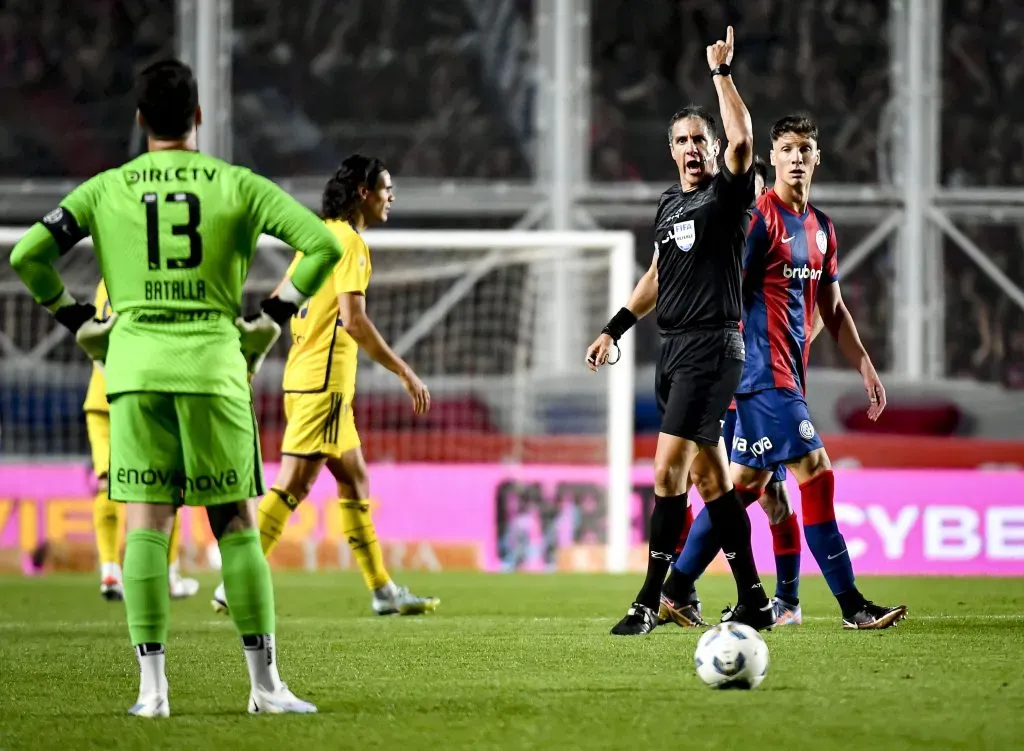 Echavarría, a instancias del VAR, le anuló el gol a San Lorenzo. (Foto: Getty Images)