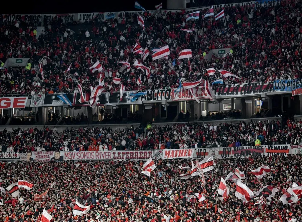 Hinchas de River Plate en el partido con Newell’s Old Boys. (Foto: Getty Images)