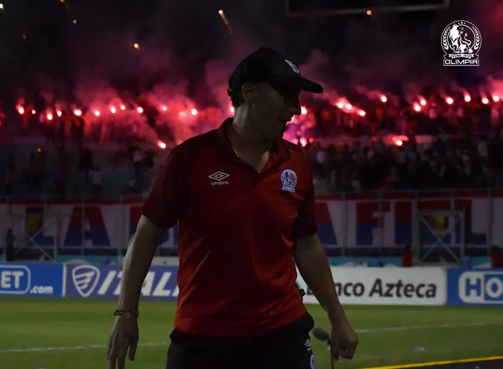 Pedro Troglio dirigiendo al Olimpia