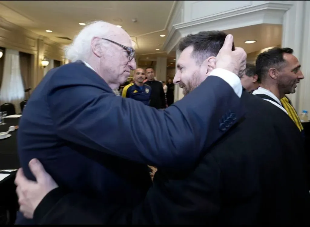 Messi siendo recibido por el histórico Carlos Bianchi.