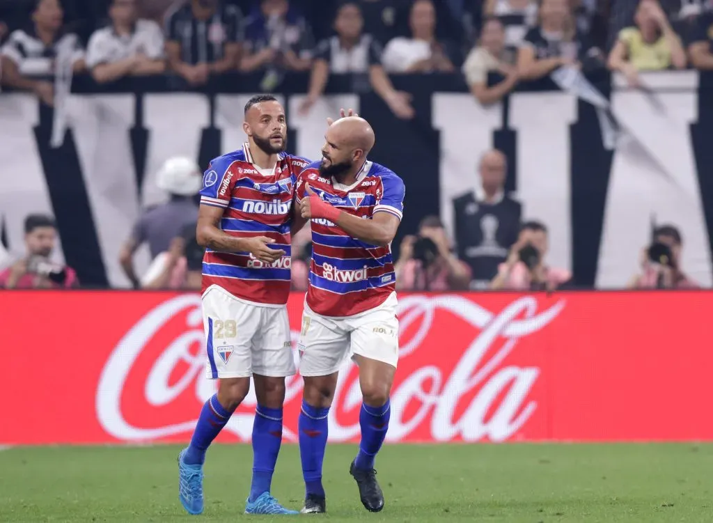 SÃO PAULO, SP (FOLHAPRESS) – 26 DE SETEMBRO: José Welison (R), do Fortaleza, comemora com um companheiro de equipe após marcar o primeiro gol de sua equipe durante o jogo de ida da semifinal da Copa Conmebol Sul-Americana entre Corinthians e Fortaleza, na Neo Quimica Arena, em 26 de setembro de 2023, em São Paulo. (Foto: Alexandre Schneider/Getty Images)