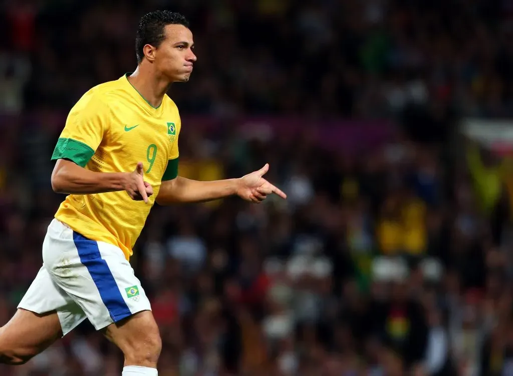 Leandro Damião em ação pela Seleção (Photo by Stanley Chou/Getty Images)