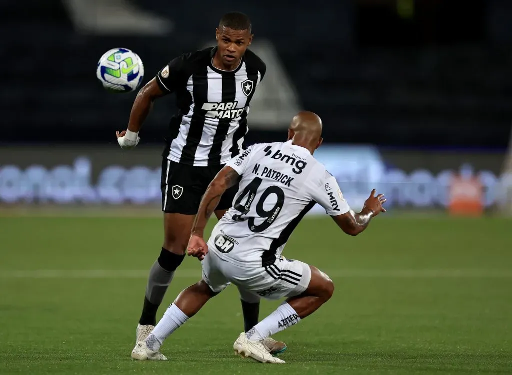 Patrick marcando Júnior Santos, do Botafogo. (Photo by Buda Mendes/Getty Images)