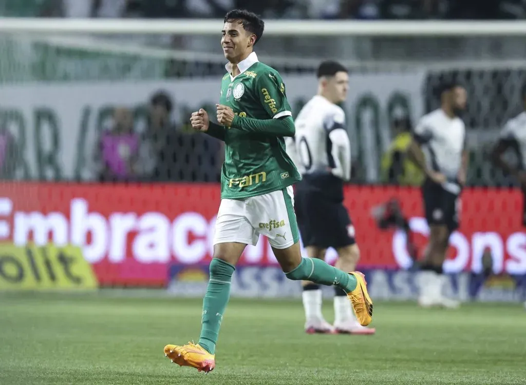 Vitor Reis pelo Palmeiras em partida contra o Corinthians. (Photo by Alexandre Schneider/Getty Images)