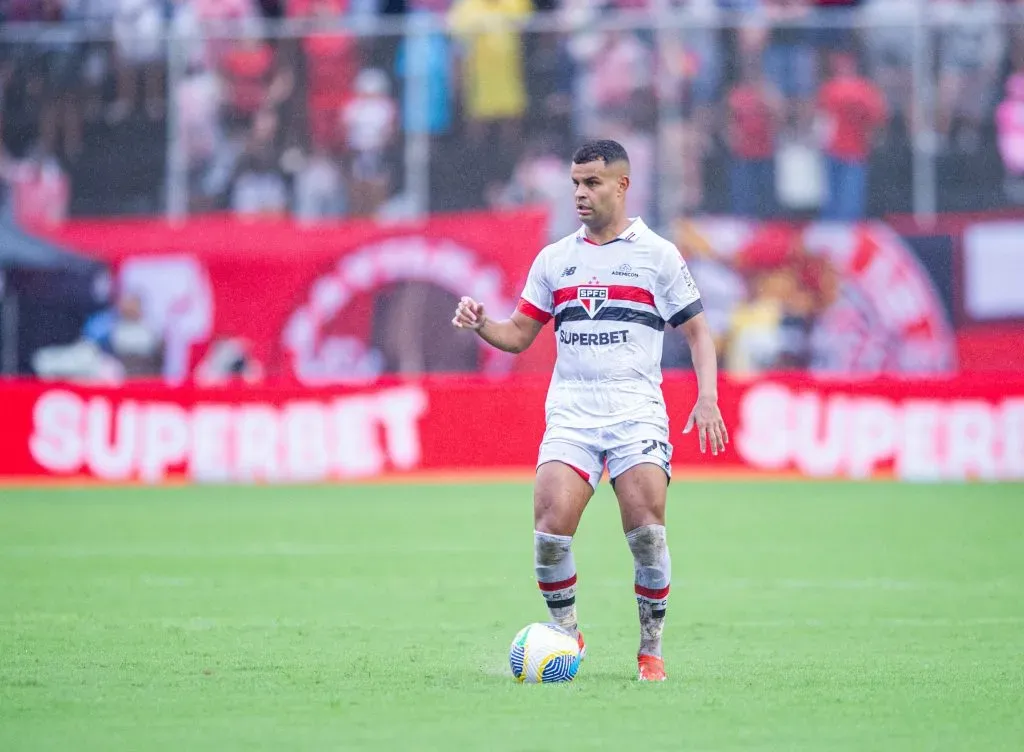 No Barradão, Alisson em ação pelo Tricolor Paulista. Foto: Jhony Pinho/AGIF