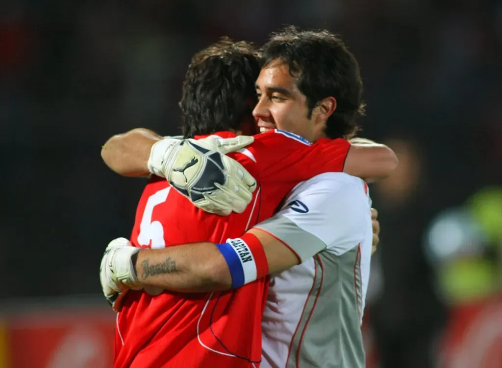 Claudio Bravo y Pablo Contreras, dos ex Colo Colo en el Chile vs Argentina de 2008. | Imagen: Photosport.