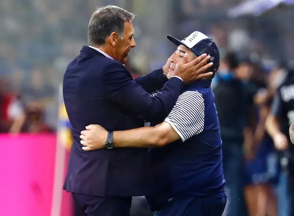 Un histórico abrazo entre Russo y Maradona el día en que Boca fue campeón de la Superliga 2020. (Getty)