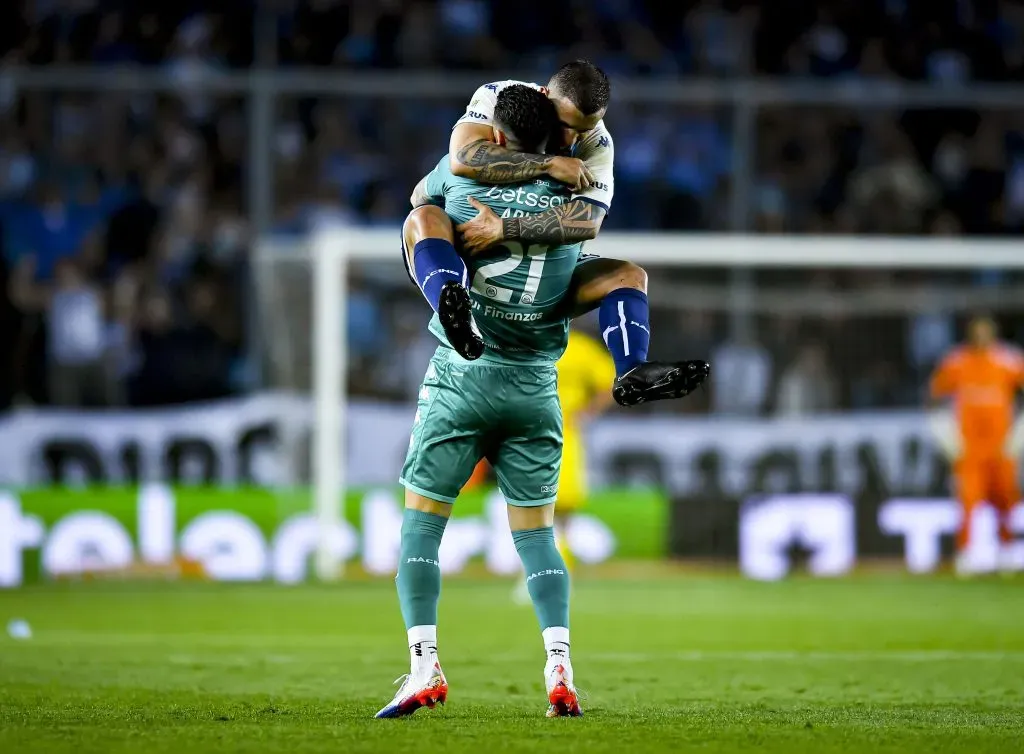 Un gran abrazo entre Emiliano Vecchio y Gabriel Arias. Al parecer pronto serán ex compañeros, pues el Gordo busca dejar Racing Club.  (Marcelo Endelli/Getty Images).