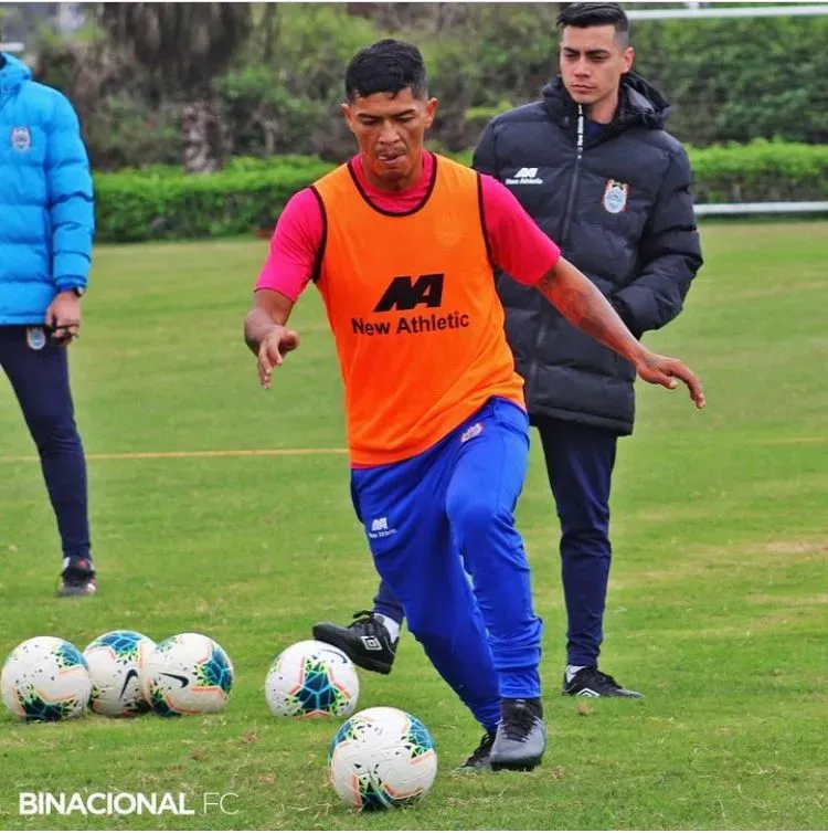 Felipe Araya (de fondo) mira una práctica del Deportivo Binacional en Perú. (Cedida).