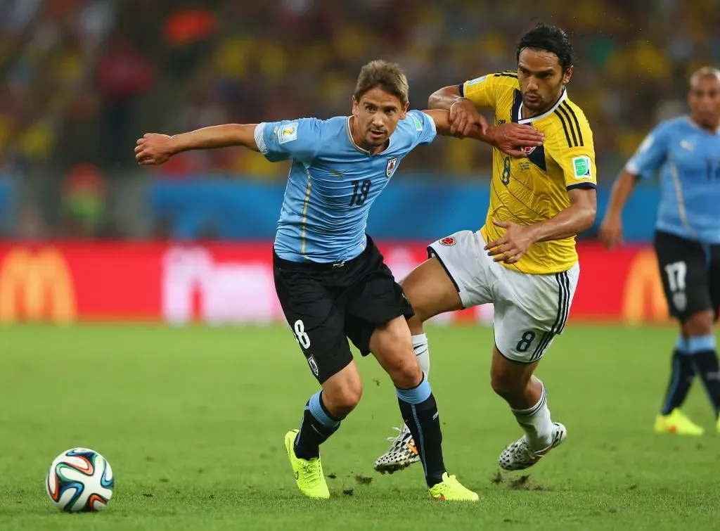 Gastón Ramírez jugando contra Colombia con Uruguay. (Foto: Getty).