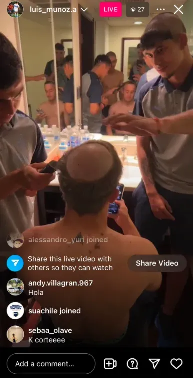 Martín Hiriart en plena sesión en la ‘barbería’. (Captura Instagram Luis Muñoz).