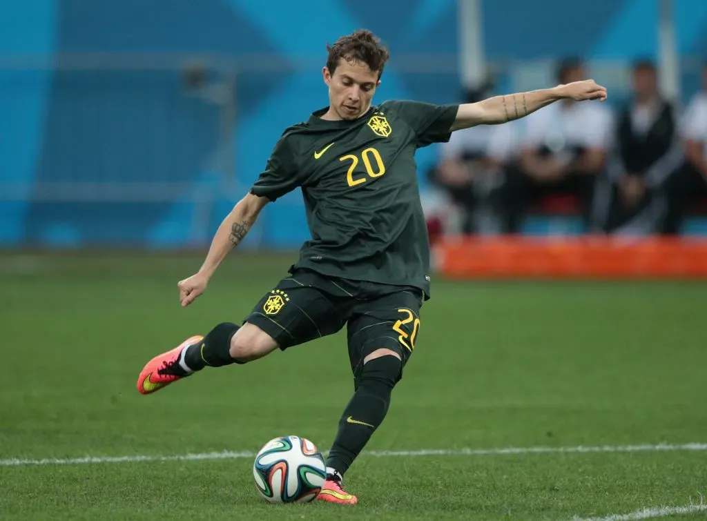 Bermard aquecendo durante a Copa do Mundo de 2014.  (Photo by Adam Pretty/Getty Images)