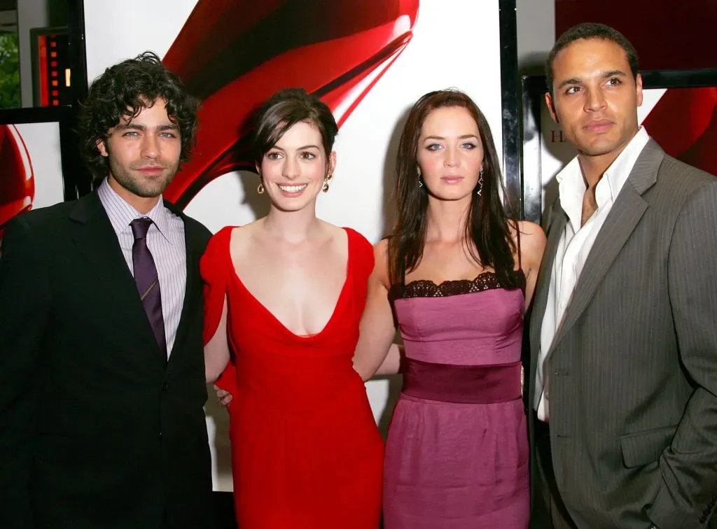 Los actores Adrian Grenier, Anne Hathaway, Emily Blunt y Daniel Sunjata asisten al estreno de El Diablo viste a la moda, de 20th Century Fox en el Loews Lincoln Center Theatre el 19 de junio de 2006, en Nueva York. Imagen: Getty Images.