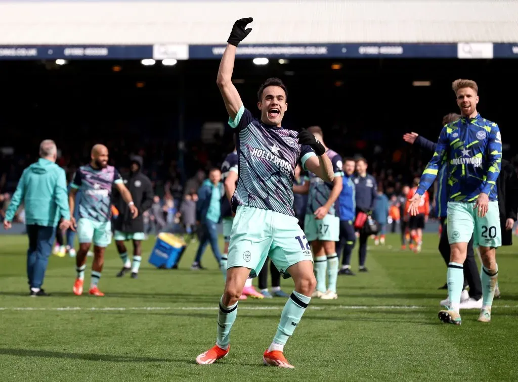 Sergio Reguilón esteve emprestado ao Brentford pelo Tottenham na última temporada. (Photo by Richard Heathcote/Getty Images)