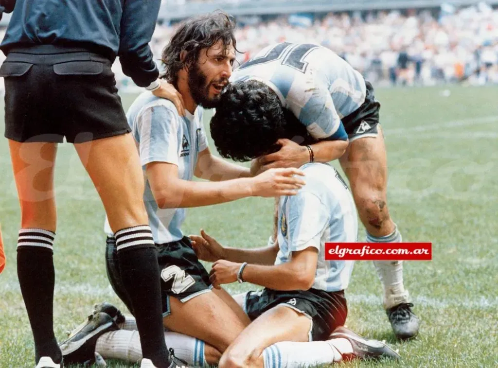 Batista  y el abrazo con Burru. Foto: El Gráfico.