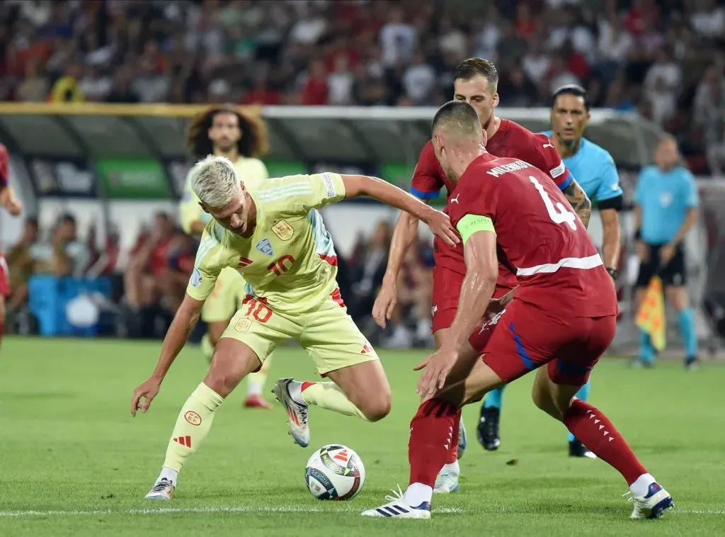 Dani Olmo sufrió un golp en la rodilla contra Serbia (IMAGO)