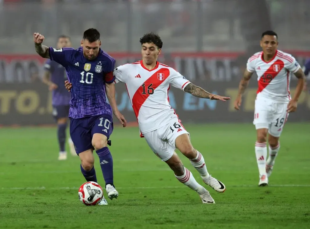Franco Zanelatto marca de cerca a Lionel Messi en el duelo entre Argentina y Perú. (Foto: Getty).