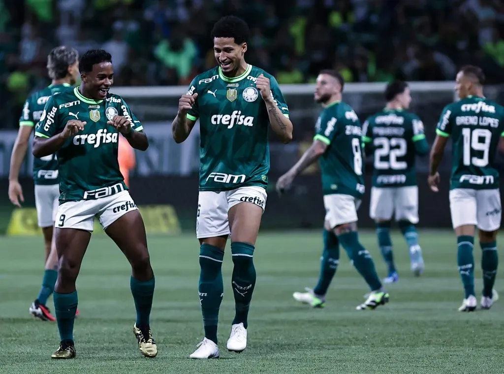 Endrick jogador do Palmeiras comemora seu gol com Murilo jogador da sua equipe durante partida contra o America-MG no estadio Arena Allianz Parque pelo campeonato Brasileiro A 2023. Fabio Giannelli/AGIF