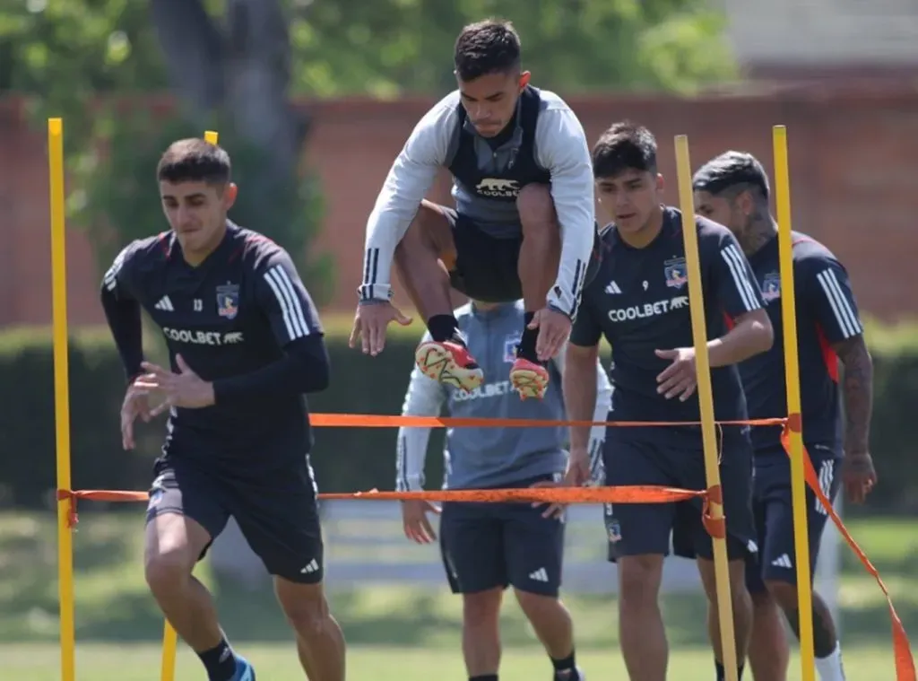 Juan Carlos Gaete (detrás de Damián Pizarro), se unió a las prácticas de Colo Colo.