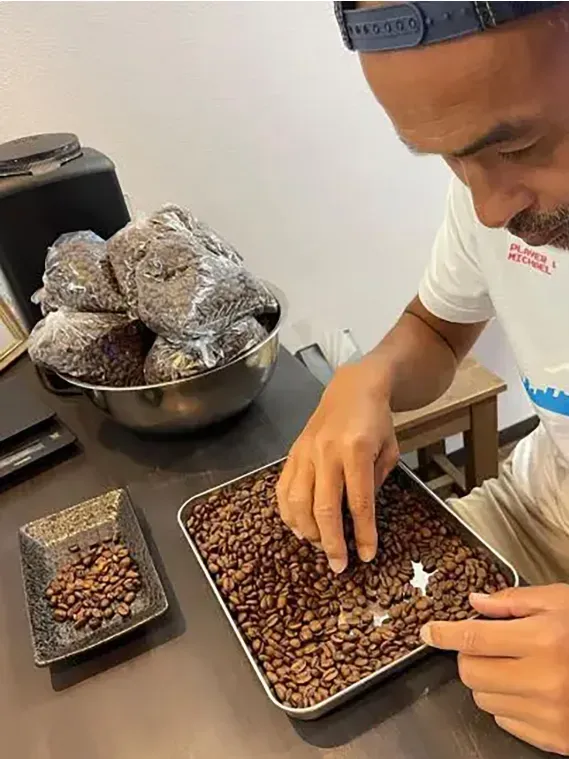 Takahara se dedica al cultivo de café. (Mynavi Agriculture)