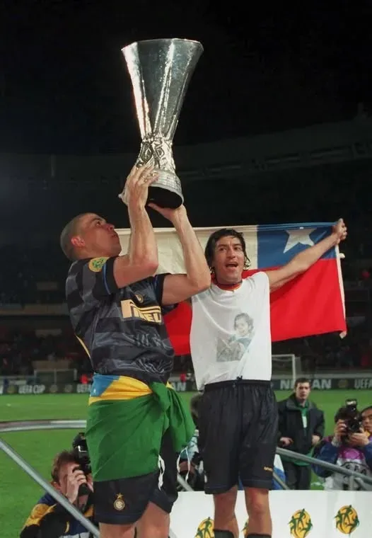 Ronaldo junto a Zamorano levantan la Copa UEFA en 1998