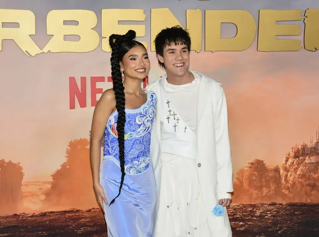 Kiawentiio e Ian Ousley encarnan a Katara y Sokka en la serie de Netflix y el trabajo que hacen, es simplemente estupendo. Imagen: Getty Images.