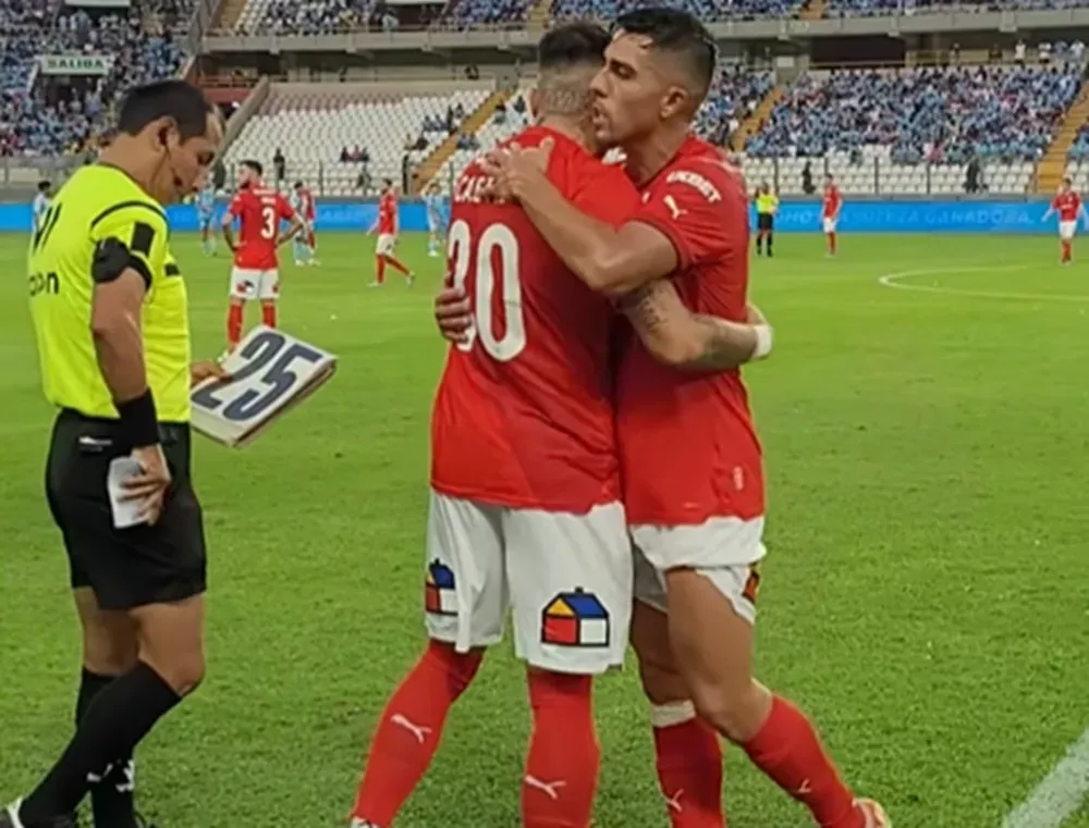 El momento en que Nico Castillo reemplazó a César Pinares en la UC. (Captura Cruzados SADP).
