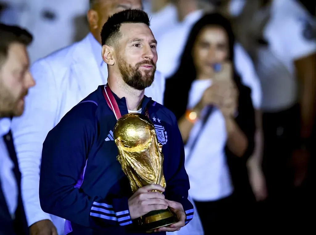 Lionel Messi con la Copa del Mundo en Buenos Aires. (Marcelo Endelli/Getty Images).