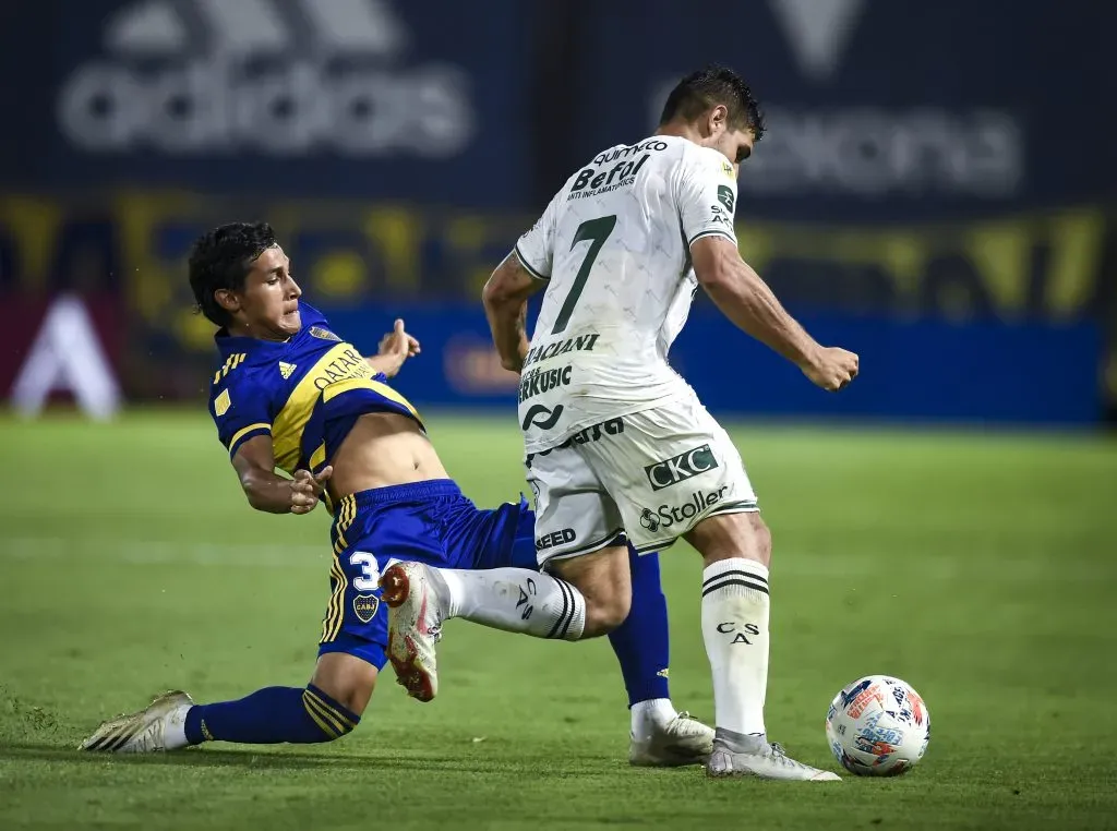 Gabriel Graciani trata de evitar la marca de Adrián Obando de Boca Juniors. (Marcelo Endelli/Getty Images).