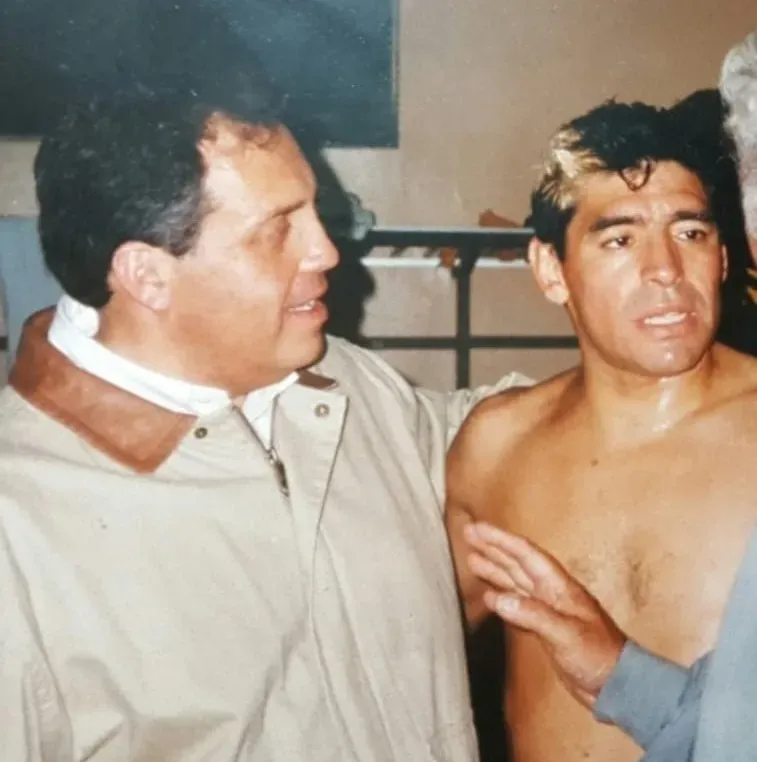 Cárdenas junto a Diego Maradona