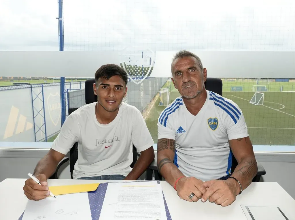 Milton Delgado firmó su primer contrato con Boca. (Prensa Boca)