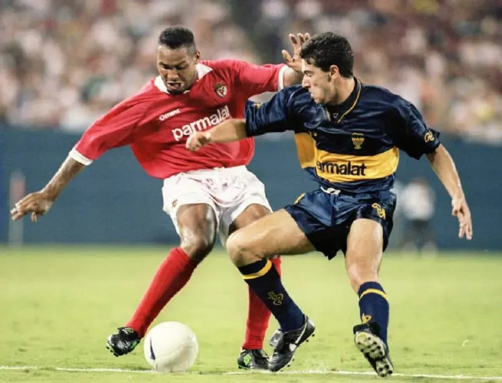 El último cruce entre Boca y Benfica, en 1995 (@ViolinistadaLuz).