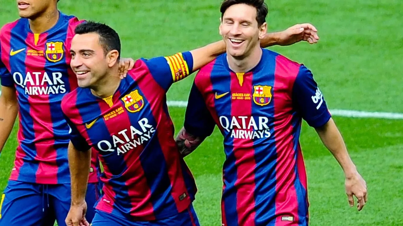 Xavi Hernández junto a Lionel Messi en la etapa que fueron compañeros en el FC Barcelona. Getty Images.