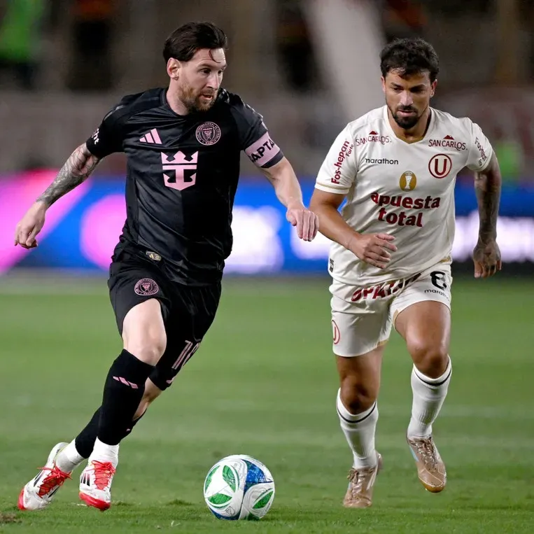 Lionel Messi disputa un balón con Gabriel Costa