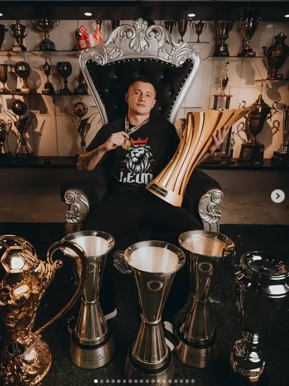 Johnny Álvarez con los títulos ganados en LDA.