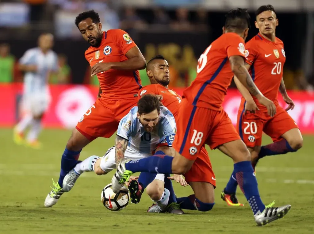 Lionel Messi revivió el dolor que significó perder las finales con Chile en Copa América. Foto: IMAGO.
