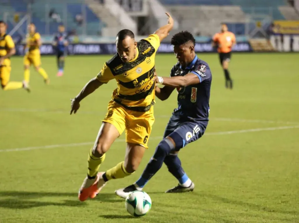 El pasado 10 de abril, Real España y Motagua empataron 1-1 con los goles de Agustín Auzmendi y Bryan Félix, respectivamente. (Foto: David Romero / La Prensa)