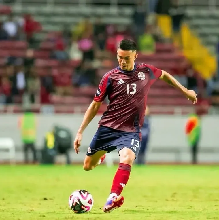 Jefferson Brenes debió ser sustituido ante Surinam (FCRF).