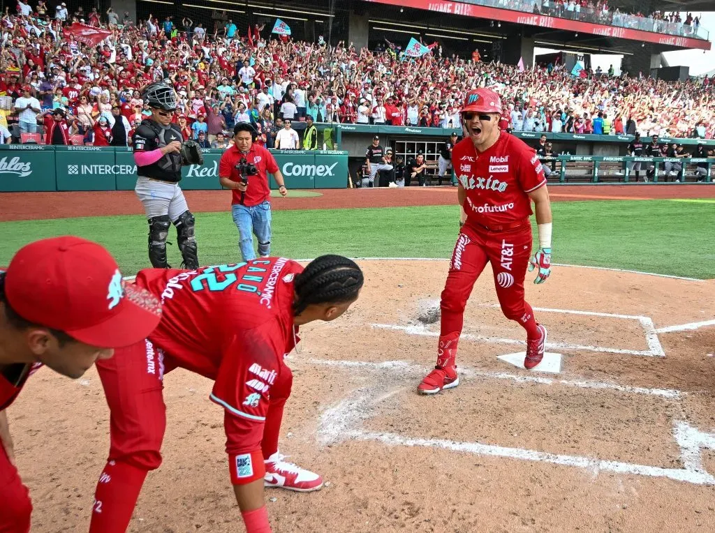 Ramón  Flores tras su HR que empató el juego 7 en la Final de la Zona Sur (Cortesía LMB)