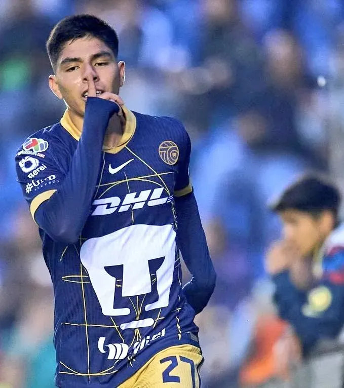 Piero Quispe celebrando su gol con Pumas UNAM. (Foto: Twitter).