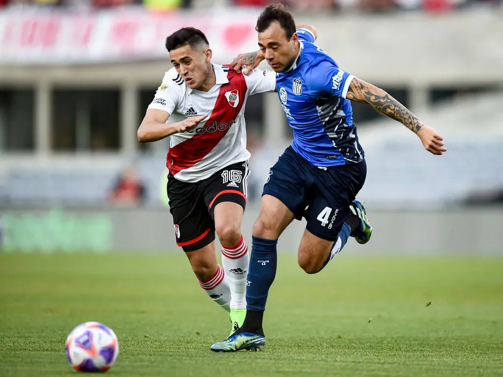 Matías Catalán enfrentando a River con Talleres. (Foto: Getty)