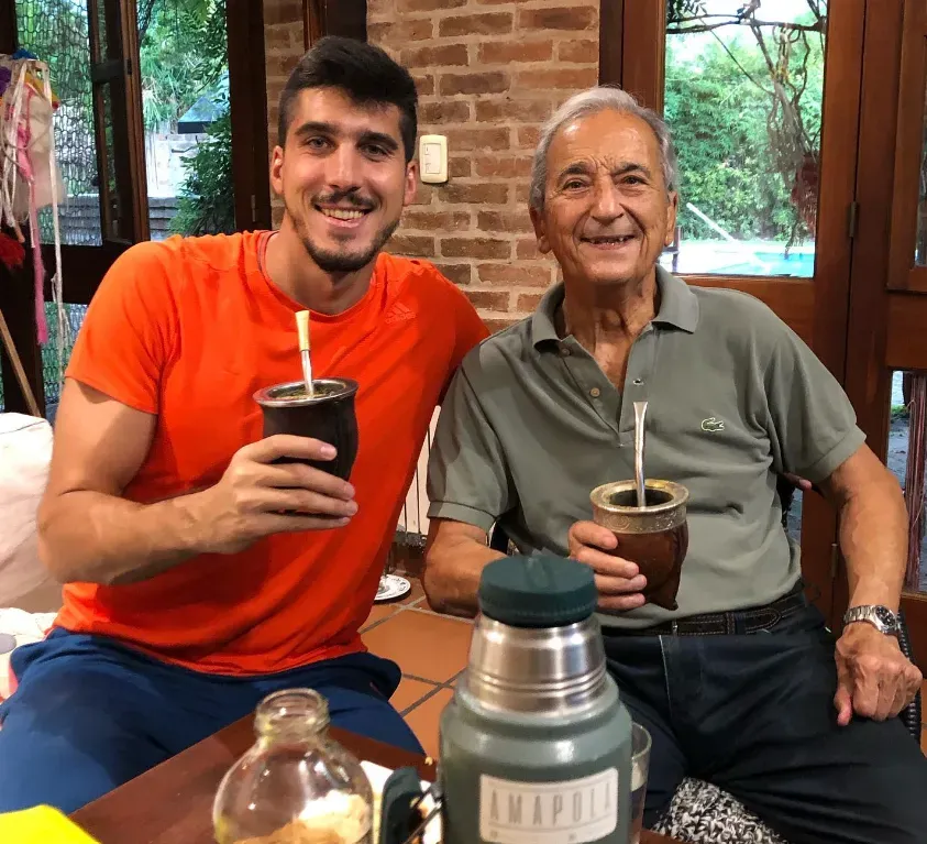 Bruno junto a su abuelo Ricardo Flammini. (Foto: @volpi.bruno).